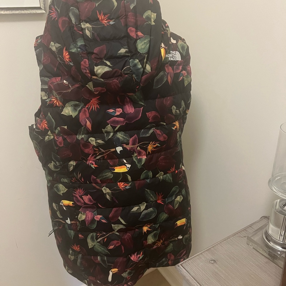 The North Face Black Vest with floral toucan design. Hooded. Down filled. Rare - Picture 4 of 6